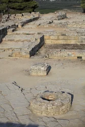 Sítio arqueológico minoano de Phaistos. Vista sobre o complexo nordeste. Complexo de quatro salas directamente adjacentes ao antigo palácio. Estas salas eram usadas para armazenar valiosas embarcações rituais. O famoso "disco de Phaistos" com escrita hiero