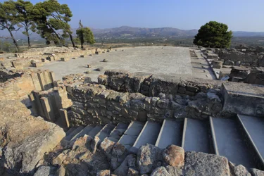 Sítio arqueológico minoano de Phaistos. Vista sobre a corte central a partir da ala norte. A quadra central era um elemento arquitetônico básico do palácio de Minoen. É um núcleo em torno do qual as diferentes ala estão dispostas. Esta quadra central foi c