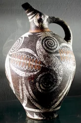 Arte minoica: jarro de cerâmica decorado com desenhos policromos. De Festos (Phaistos ou Festos). Altura 27 cm. Museu Arqueológico, Heraclião, Creta
