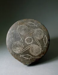 Arte minoica: disco circular de terracota proveniente de Naxos. Civilização minoica. 2400-2000 a.C. Atenas, Museu Arqueológico Nacional