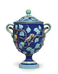 Vaso e tampa de majólica inglesa com duas alças, meados do século 19 (cerâmica)