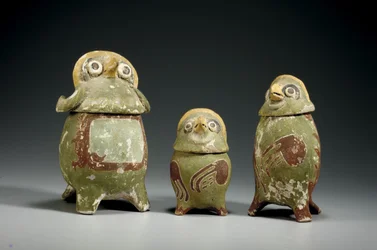 Três vasos de efígie de terracota policromada Mixtec, c.900-1200