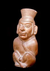 Arte pré-colombiana, civilização Moche (Moche, Mochica): garrafa antropomórfica de terracota que representa um prisioneiro antes do seu sacrifício (tem uma corda à volta do pescoço e as mãos atadas atrás das costas). 200 a.C.-700 d.C. Lima, Museu Nacional
