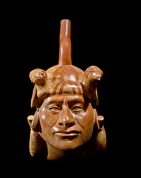 Arte pré-colombiana, civilização Moche (Mochica): vaso antropomórfico que representa o rosto de um chefe. 200 a.C.-700 d.C. Lima, Museu Nacional de Antropologia e Arqueologia, Peru