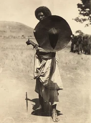 Construir um império na era fascista: Cunama warrior, 09/05/1936 (foto a p/b)