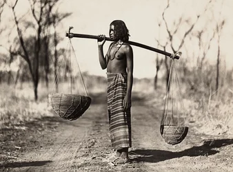 Construir um império na era fascista: Mulher Cunama carregando água, 09/05/1936 (foto a p/b)