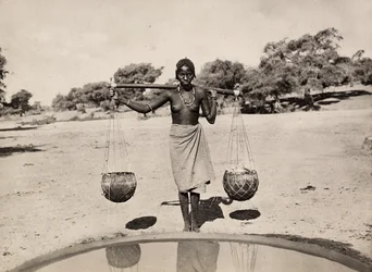 Construir um império na era fascista: Mulher Cunama carregando água, 09/05/1936 (foto a p/b)