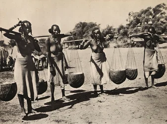 Construir um império na era fascista: Mulheres Cunama carregando água, 09/05/1936 (foto a p/b)