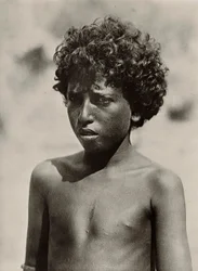 Construindo um Império na era fascista: um menino da tribo Beni Amerbe, 09/05/1936 (foto a p/b)