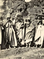 Construir um império na era fascista: um grupo de sacerdotes abissínios, 09/05/1936 (foto a p/b)