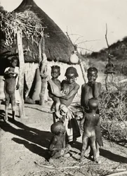«Construir um império» na era fascista: um grupo de rapazes da tribo Tacruri, 09/05/1936