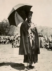 Construir um império na era fascista: um sacerdote abissiniano, 09/05/1936 (foto a p/b)
