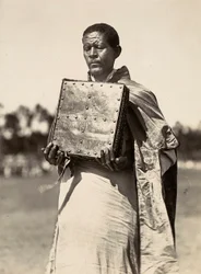 Construindo um Império na Era Fascista: um sacerdote abissiniano carregando um livro dos Evangelhos, 09/05/1936 (foto a p/b)