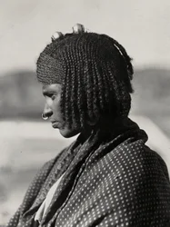 Construindo um Império na Era Fascista: uma mulher Assaortiana, 09/05/1936 (foto a p/b)
