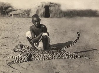 Construir um império na era fascista: indigeno exibindo um leopardo, 09/05/1936 (foto a p/b)