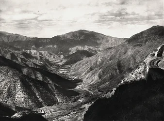 Construindo um Império na era fascista: o vale do Dorfu, 09/05/1936 (foto a p/b)