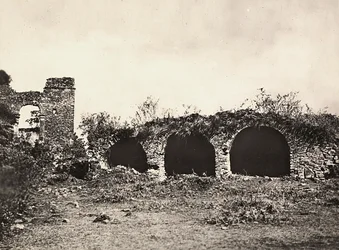 Construir um império na era fascista: a vala dos leões no castelo do rei Fasiladas em Gondar, Etiópia, 09/05/1936 (foto a p/b)