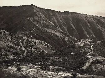 Construir um império na era fascista: a estrada nas colinas Massaua-Asmara, 09/05/1936 (foto a p/b)