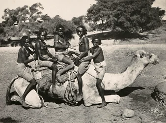 Construindo um Império na era fascista: jovens nômades, 09/05/1936 (foto a p/b)
