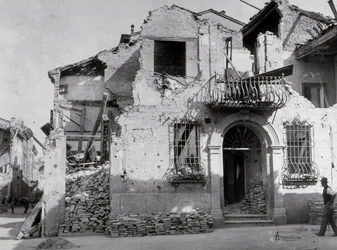Os bombardeamentos de Sermide: uma casa gravemente danificada durante a segunda guerra mundial. Parte da fachada pode ser vista