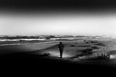 Passeio pela praia solitária