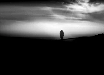 Homem solitário sob o céu