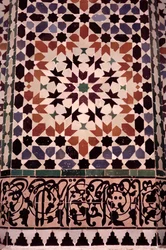 O muro inferior do pátio principal, construído pelos saadianos em 1565 (azulejo zellij) (detalhe de 186515)