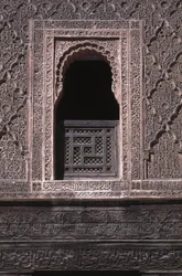 Vista de uma janela no pátio do Ali ben Youssef Medersa, construído pelos Saadians em 1565 (cedro e estuque)