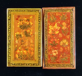 Um par de estojos de espelho da dinastia Safávida, pintados com desenhos florais, um com uma argola empoleirada, c.1671-2