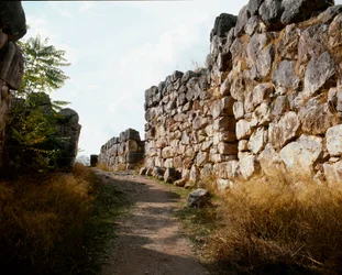 Arte micénica: acesso à fortaleza superior da cidadela micénica, cidade de Tirynthe, por volta de 1200 AC. Grécia