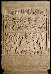 Arte micénica: estela funerária de calcário com a representação de uma batalha, proveniente de Micenas. Século XVI a.C. Dimensões: 133 cm. Atenas, Museu Arqueológico Nacional
