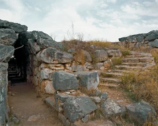 Arte micénica: passagem coberta da cidadela micénica, cidade de Tirynthe, por volta de 1200 AC. Grécia