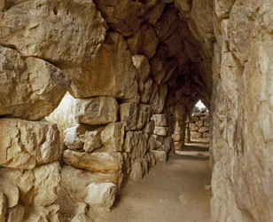 Arte micénica: passagem coberta da cidadela micénica, cidade de Tirynthe, por volta de 1200 AC. Grécia
