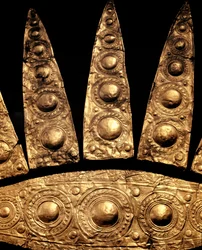 Arte micénica: pormenor de um diadema funerário de ouro proveniente do túmulo III, Micenas, século XVI a.C., dimensões 14 cm, Atenas, Museu Arqueológico Nacional