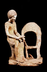 Arte micénica: figura feminina perto de um forno segurando um pão na mão. Século XVI a.C. Estrasburgo, museu arqueológico