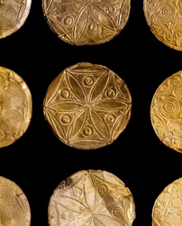 Arte micénica: discos cerimoniais de ouro usados para decorar vestuário do Túmulo III, Micenas. Século XVI a.C. Atenas, Museu Arqueológico Nacional