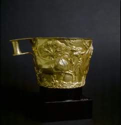 Arte micénica: taça de ouro decorada com uma cena da captura de um touro. 1500 a.C. Do sítio de Vafio, perto de Esparta. Atenas, Museu Arqueológico Nacional