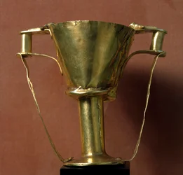 A arte micénica tem influências minóicas: cálice (ou copo) em ouro com cabo duplo chamado copo de Nestor. Século XVI a.C. Do túmulo IV de Micenas. Atenienses, Museu Nacional de Arqueologia