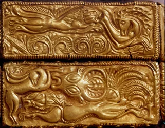 Arte micénica: "Leão caçando veados numa floresta" detalhe de um cassete de madeira coberto com folhas de ouro do túmulo V, Mycenes. Século XVI a.C. Atenienses, Museu Nacional de Arqueologia