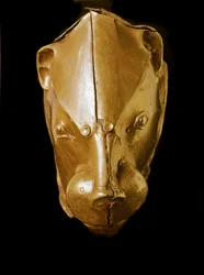 Arte micénica: ritmo ou ríton ou ríton dourado (vidro de vestuário) em forma de cabeça de leão do túmulo IV, Micenas. Século XVI a.C. Dim. 14 cm Athenes, museu arqueológico nacional - Arte micénica: ríton da cabeça de leão dourado (vidro cerimonial) de Gra