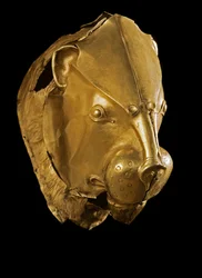 Arte micénica: ríton de ouro, vaso cerimonial em forma de cabeça de leão, proveniente do túmulo IV de Micenas. Século XVI a.C. Dimensões: 14 cm. Atenas, Museu Arqueológico Nacional