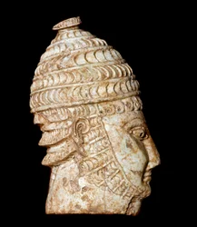 Arte micénica: pequena cabeça de guerreiro esculpida em marfim proveniente do túmulo III, Micenas, séculos XIV-XIII a.C., dimensões 5 cm, Atenas, Museu Arqueológico Nacional