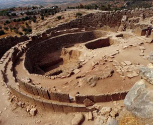 Civilização micénica: círculo de túmulos no sítio antigo de Micenas. 1300 a.C.