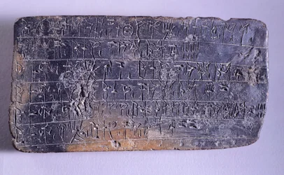 Tabuinha inscrita em Linear B, terracota dos arquivos do Palácio de Nestor em Pilos (Grécia), civilização micénica, c. século XIII a.C.