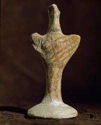 Arte micénica: ídolo terracota de Scoglio del Tonno (Punta Tonno, Taranto) na Itália. Idade do Bronze, 2000 AC.