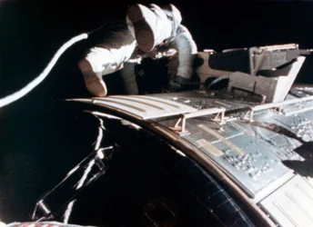 Alfred M. Worden b1932 durante a missão lunar Apollo 15, 1971.