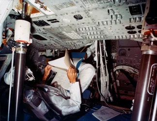 Um astronauta dentro de um módulo de comando da NASA, década de 1970.