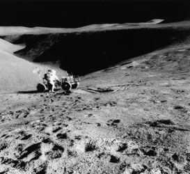 Astronauta David Scott b1932 na encosta do Hadley Delta durante Apollo 15, 1971.