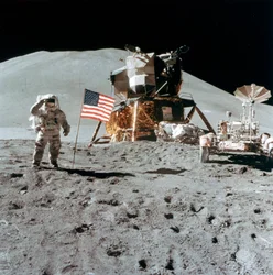 O astronauta James Irwin 1930-1991 faz uma saudação na Lua, 1971.