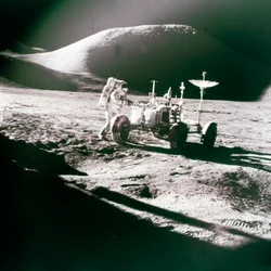 Astronauta com Veículo Lunar Roving na Lua, década de 1970.